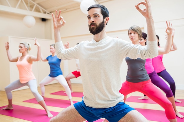 Groupe de personnes exécutant gyan mudra