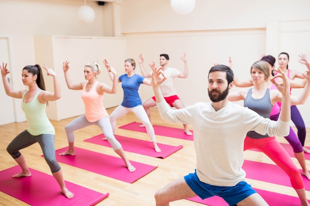 Groupe de personnes exécutant gyan mudra