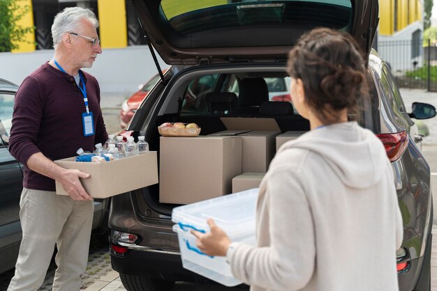 Groupe de personnes faisant du bénévolat dans une banque alimentaire pour les pauvres