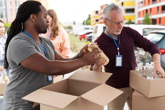 Groupe de personnes faisant du bénévolat dans une banque alimentaire