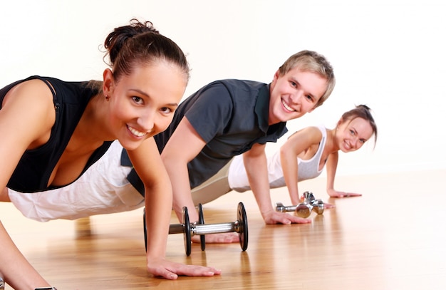 Groupe de personnes faisant des exercices de fitness