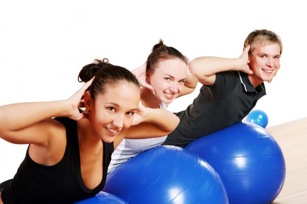Groupe de personnes faisant des exercices de fitness