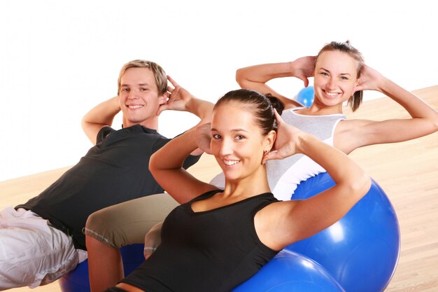 Groupe de personnes faisant des exercices de fitness