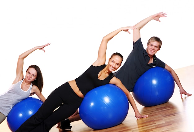 Groupe de personnes faisant des exercices de fitness