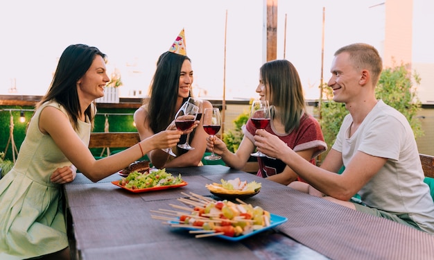 Groupe de personnes faisant la fête sur le toit