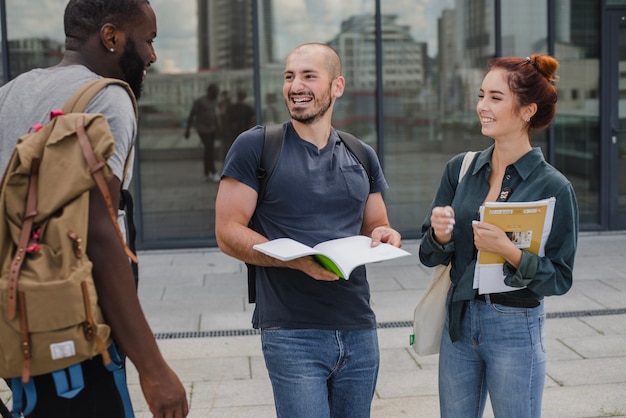 Photo gratuite groupe de personnes gaies avec des documents