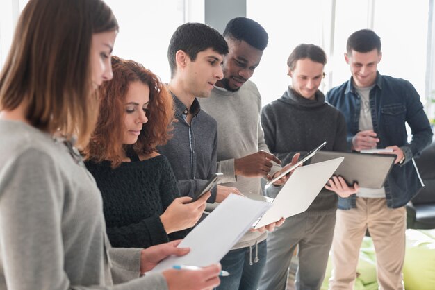 Groupe de personnes avec des ordinateurs portables