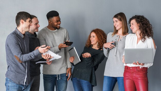 Groupe de personnes avec des ordinateurs portables