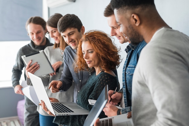 Groupe de personnes avec des ordinateurs portables