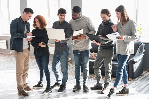 Groupe de personnes avec des ordinateurs portables