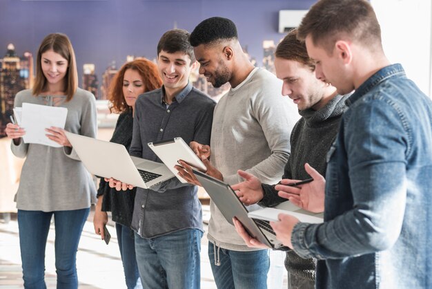 Groupe de personnes avec des ordinateurs portables