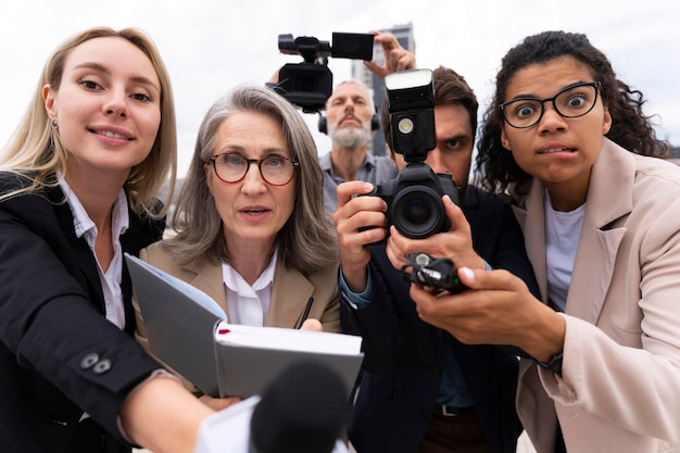 Groupe de personnes prenant une entrevue à l'extérieur