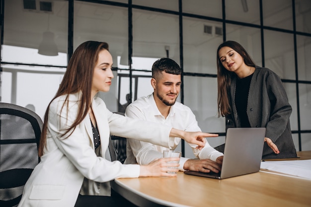 Groupe de personnes préparant un plan d'affaires dans un bureau