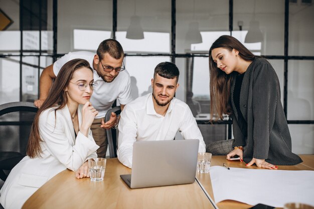 Groupe de personnes préparant un plan d'affaires dans un bureau
