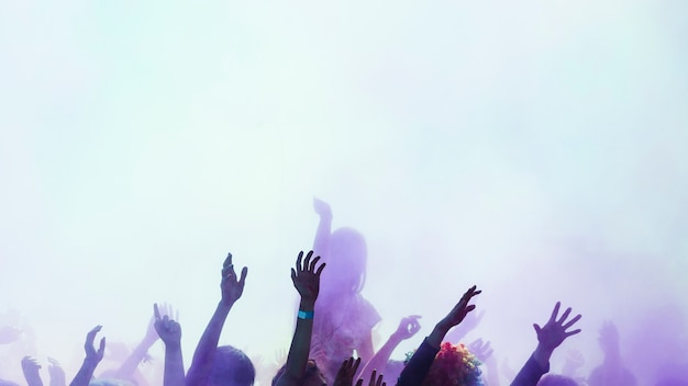 Groupe de personnes profitant de la couleur holi