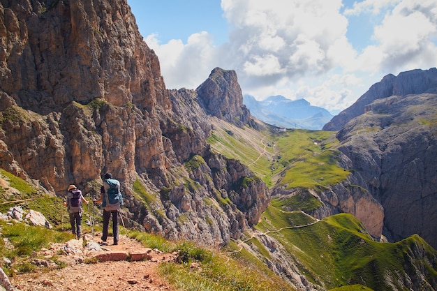 Groupe de personnes en randonnée dans les montagnes du parc naturel Schlern-Rosengarten en Italie