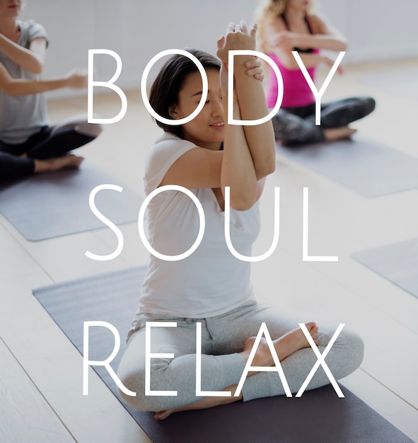 Groupe de personnes s'entraînant en cours de yoga pour soulager l'âme et l'esprit du corps