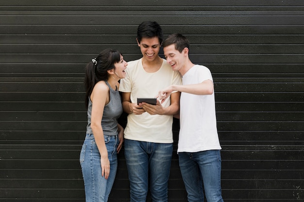 Photo gratuite groupe de personnes se détendre ensemble