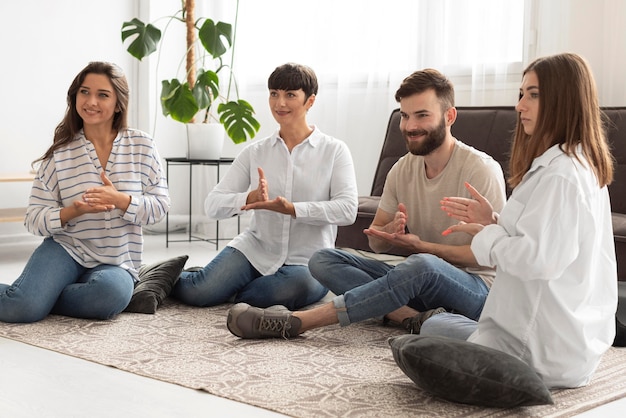 Groupe de personnes sourdes communiquant par la langue des signes