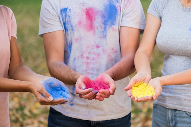 Photo gratuite groupe de personnes tenant des couleurs en poudre