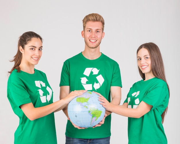 Groupe de personnes tenant le globe dans les mains