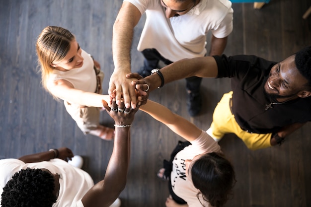 Groupe de personnes tenant leurs mains en l&#39;air