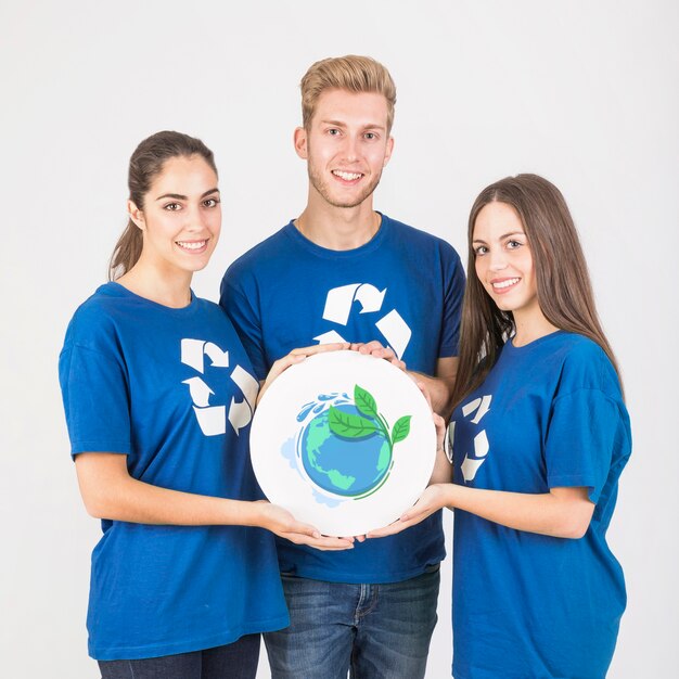 Groupe de personnes tenant signe dans les mains