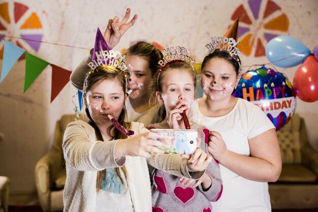 Groupe de petites filles prenant un anniversaire selfie