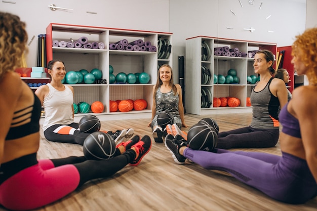 Photo gratuite groupe de pilates dans une salle de sport