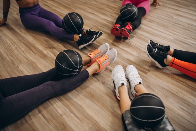 Groupe de Pilates dans une salle de sport