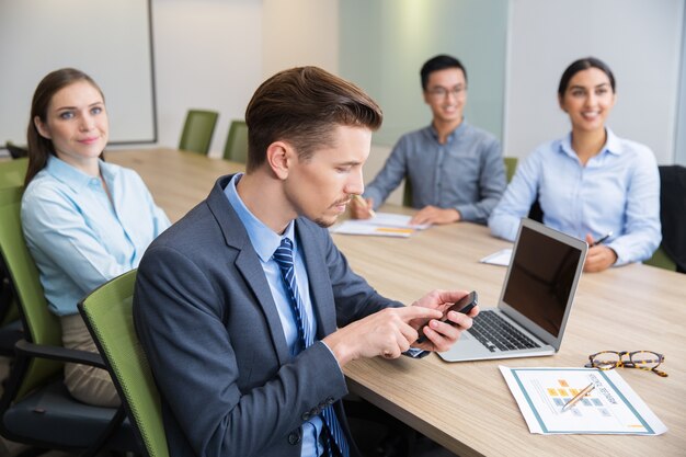 groupe de présentation téléphone dispositif de chambre