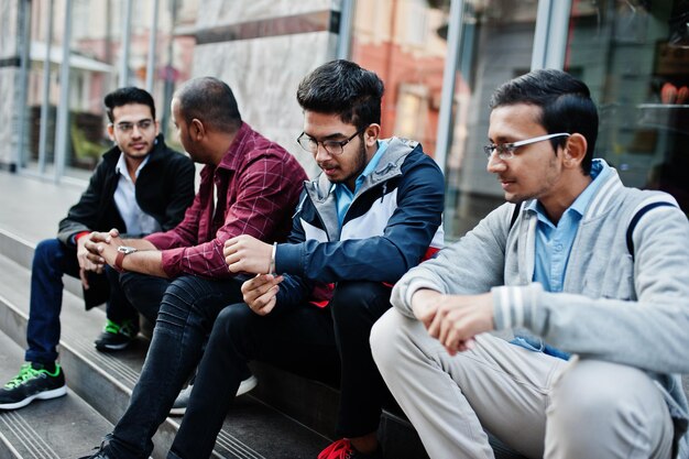 Groupe de quatre étudiants indiens adolescents de sexe masculin Les camarades de classe passent du temps ensemble