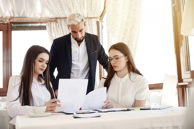 Photo gratuite un groupe de réflexion discute de plans d'affaires dans les restaurants