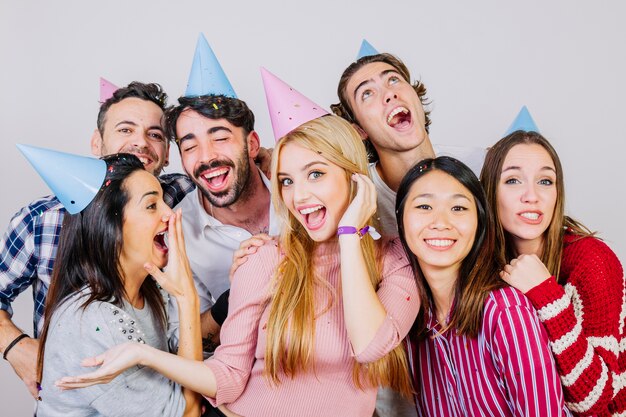 Groupe de sept bons amis célébrant l&#39;anniversaire