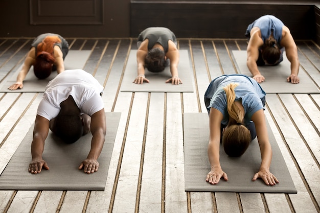 Groupe de sportifs dans la pose de l&#39;enfant