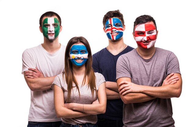 Groupe de supporters de l'Argentine, la Croatie, l'Islande, les fans des équipes nationales du Nigeria avec visage peint isolé sur fond blanc