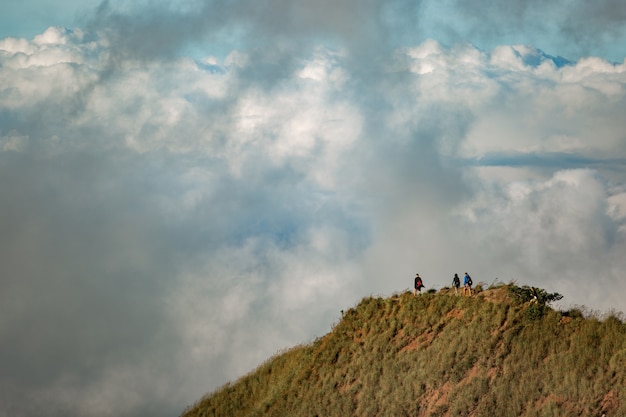 Un groupe de touristes se promène dans les montagnes. Bali