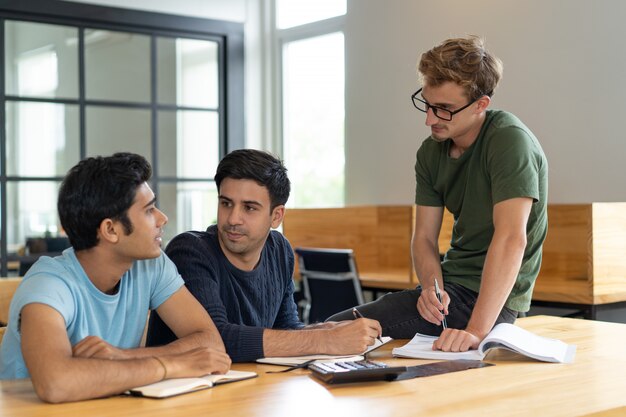 Groupe de travail professionnel discutant d&#39;un nouveau projet