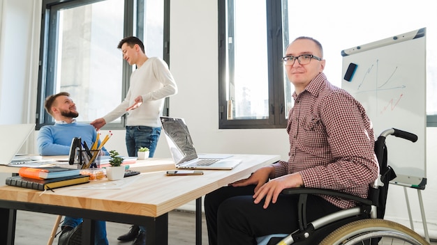 Groupe de travailleurs adultes ensemble au bureau