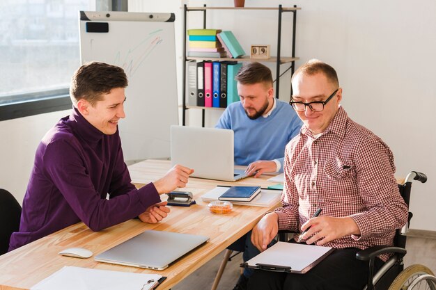 Groupe de travailleurs adultes ensemble au bureau