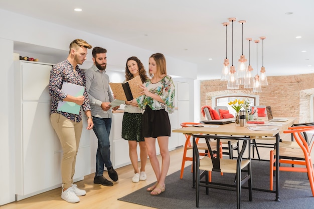 Photo gratuite groupe de travailleurs de bureau avec des papiers