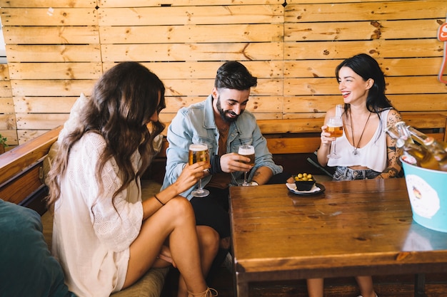 Groupe de trois amis en bar