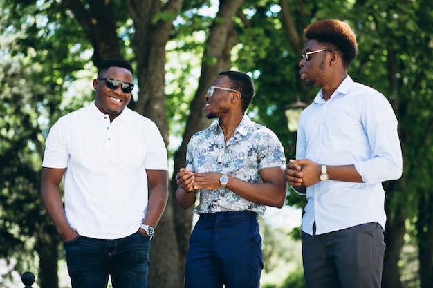 Groupe de trois amis masculins afro-américains