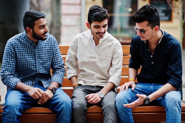 Groupe de trois indiens ethnicité amitié convivialité mans gars assis sur un banc à la rue de l'Inde