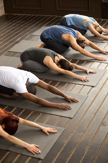 Groupe, yogi, dans, Balasana, pose