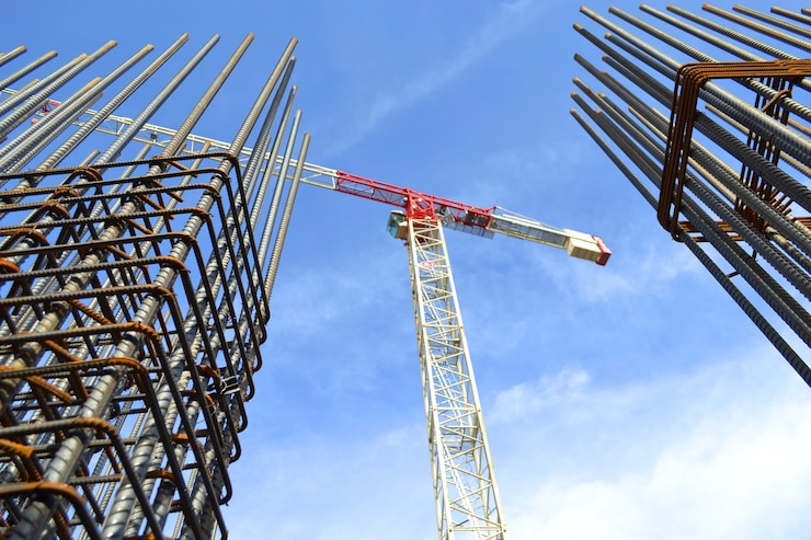 Photo gratuit grue entre deux bâtiments en construction