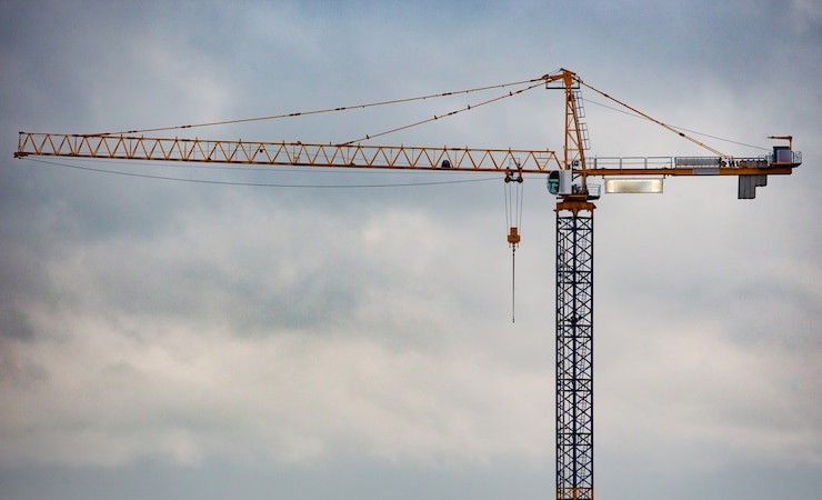 Photo gratuit grue industrielle sur ciel bleu