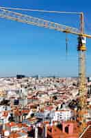 Photo gratuite grue jaune sur chantier à lisboa