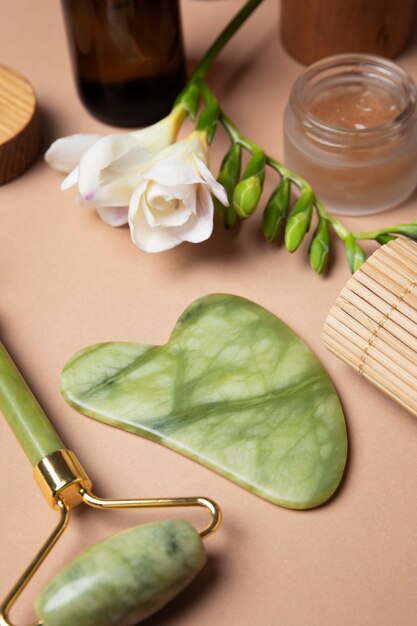 Gua sha et arrangement de produits de soins grand angle