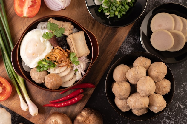 Guay Jap, boulettes de viande, saucisse de porc vietnamienne et un œuf au plat, cuisine thaïlandaise.